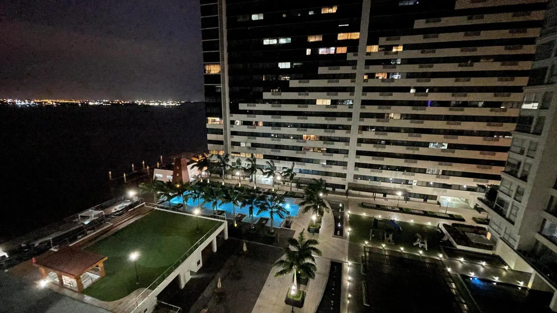 アパート Bellini Puerto Santa Ana Suite Con Vista Al Rio グアヤキル