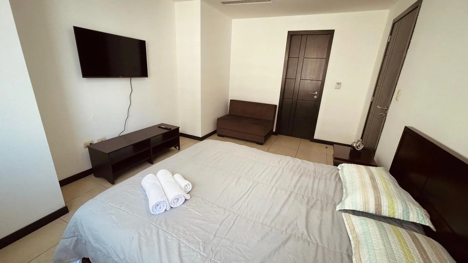 Bellini Puerto Santa Ana Suite Con Vista Al Rio グアヤキル